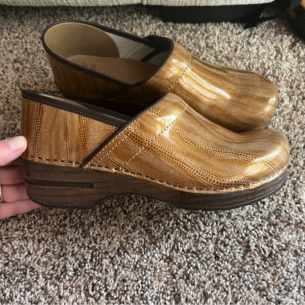 Dansko Clogs Gold Wave Size 41